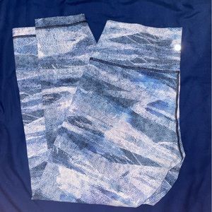 Lululemon Wunder Under Cropped legging in wave space dye blue, size 8